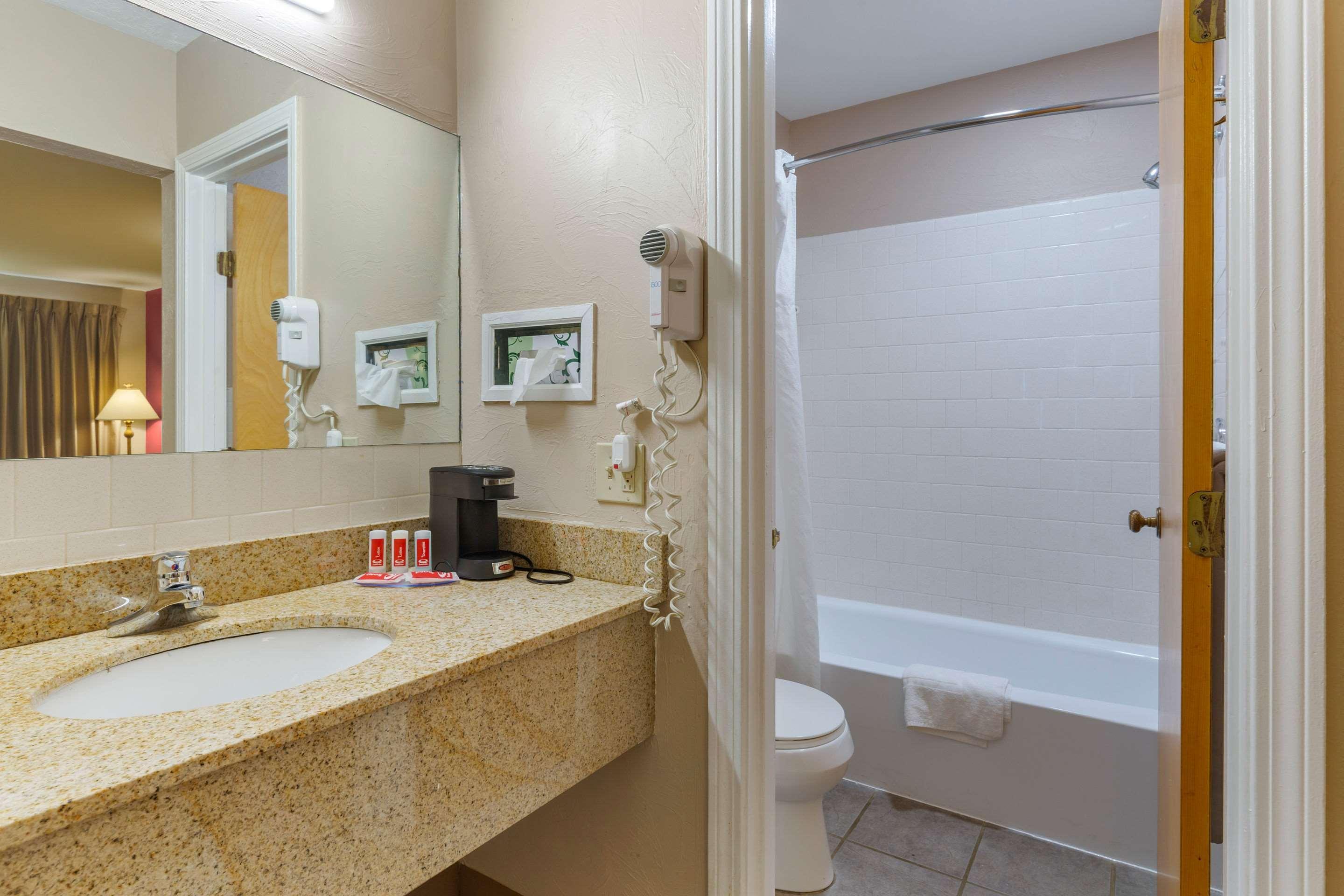 Econo Lodge Sturbridge Route 20 Bagian luar foto