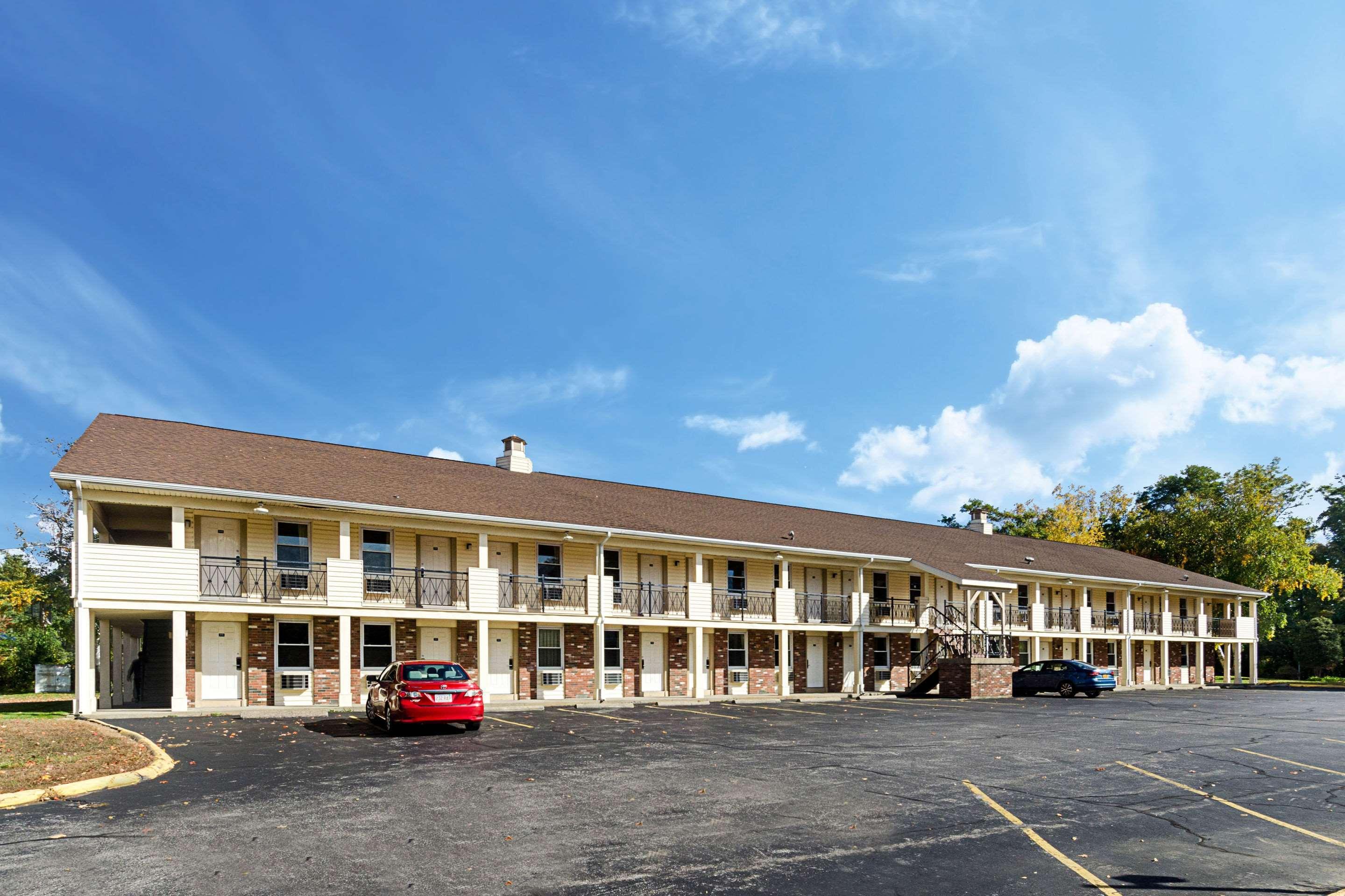 Econo Lodge Sturbridge Route 20 Bagian luar foto